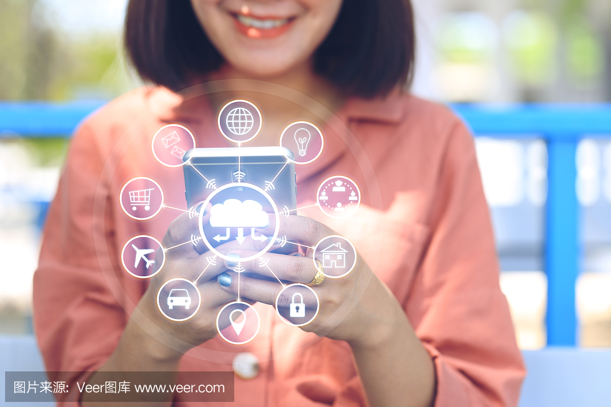 物联网(IoT),软焦点的女性使用智能手机和物联网图标或全息图与在咖啡店,通信网络服务和商业概念
